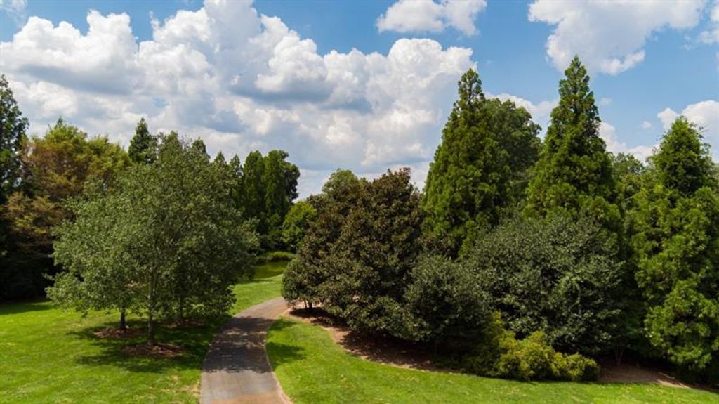 Image 11 of property listing at 2100 West Wesley Road, Atlanta, GA 30327