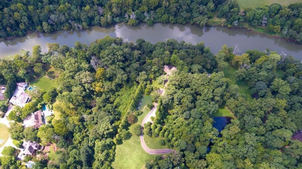 Image 12 of property listing at 2100 West Wesley Road, Atlanta, GA 30327