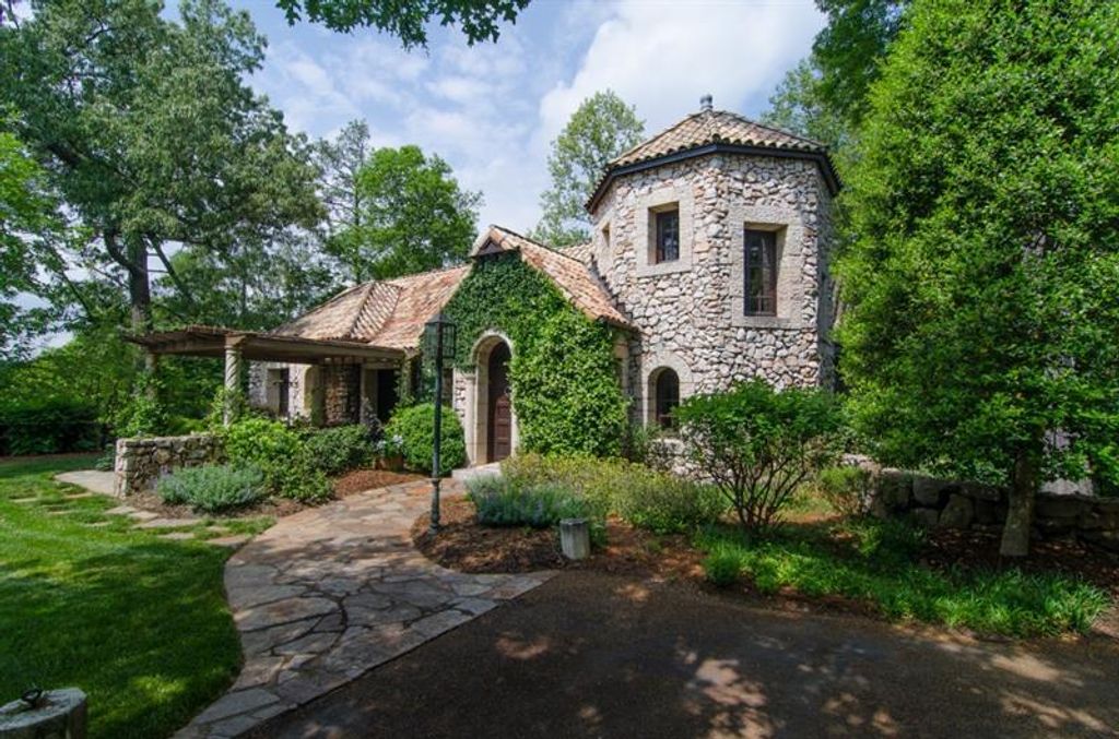Image 20 of property listing at 2100 West Wesley Road, Atlanta, GA 30327
