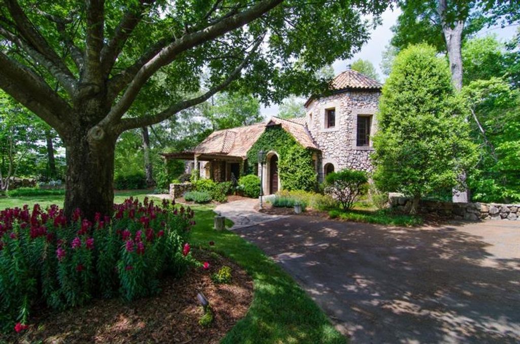 Image 23 of property listing at 2100 West Wesley Road, Atlanta, GA 30327