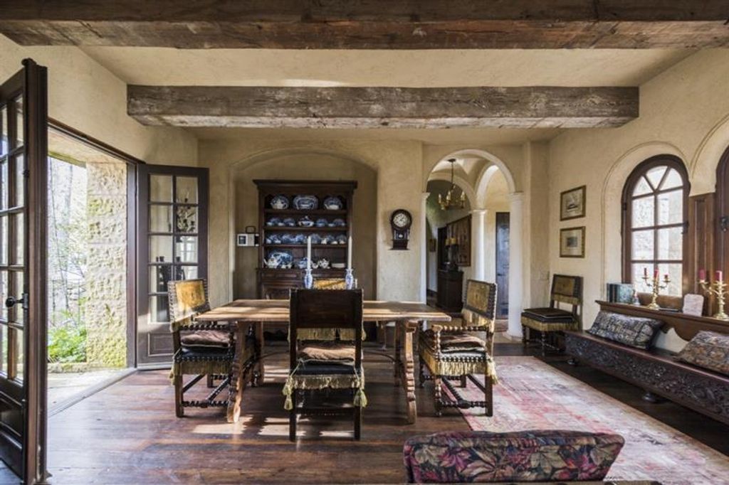 Image 27 of property listing at 2100 West Wesley Road, Atlanta, GA 30327