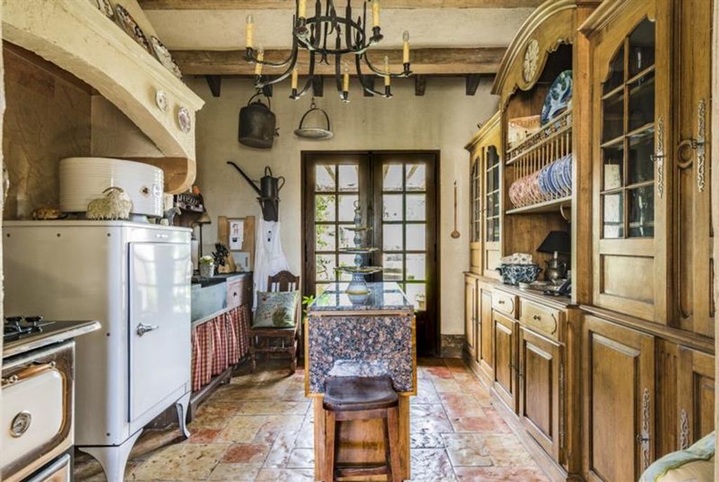 Image 31 of property listing at 2100 West Wesley Road, Atlanta, GA 30327