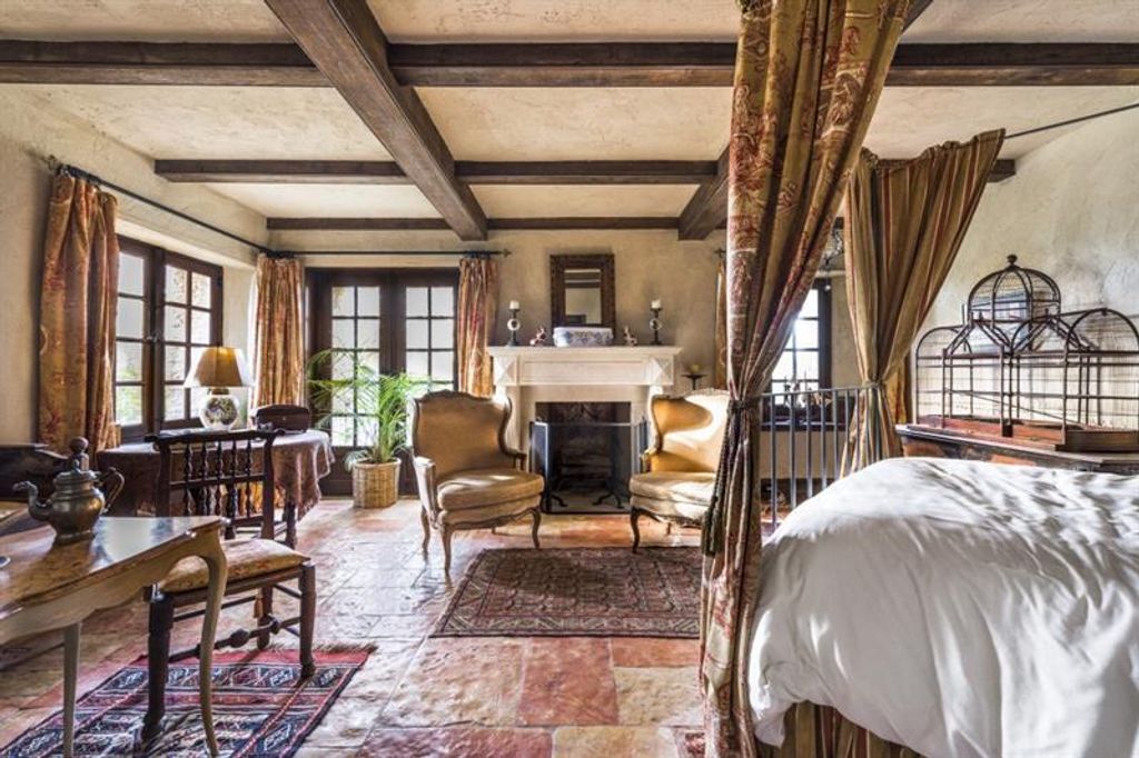 Image 33 of property listing at 2100 West Wesley Road, Atlanta, GA 30327