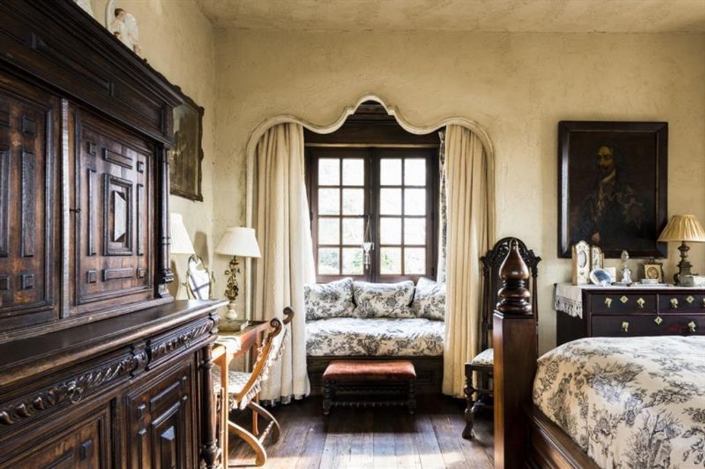 Image 34 of property listing at 2100 West Wesley Road, Atlanta, GA 30327