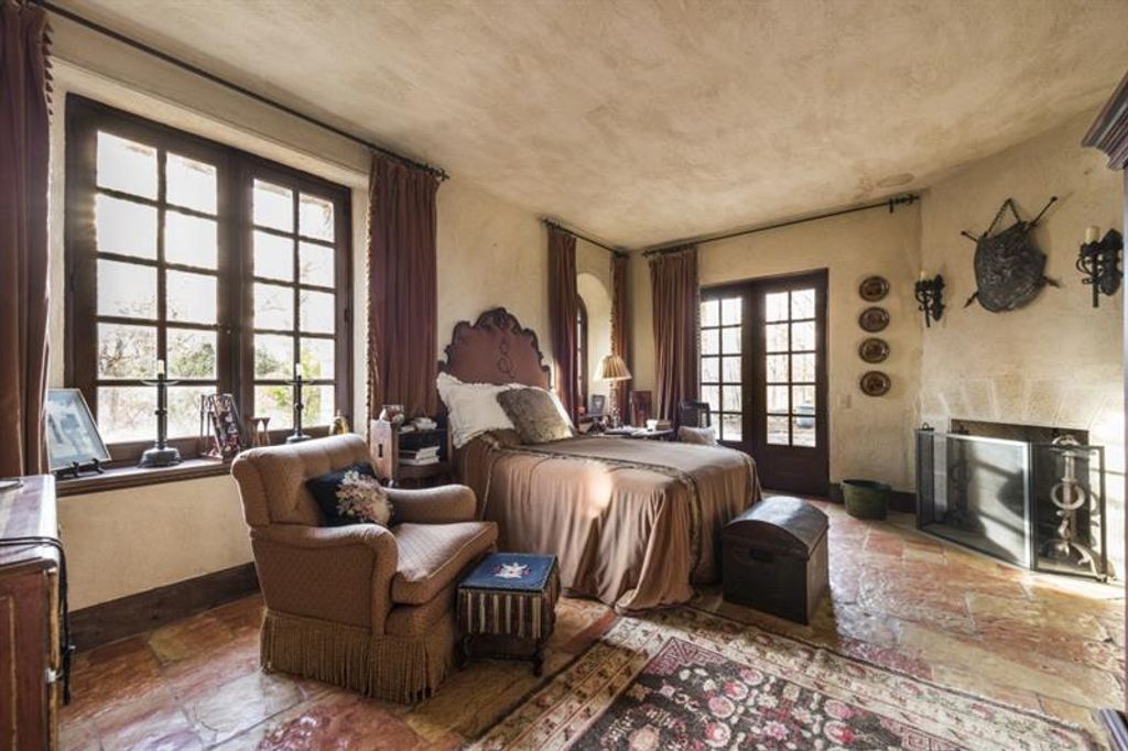 Image 35 of property listing at 2100 West Wesley Road, Atlanta, GA 30327