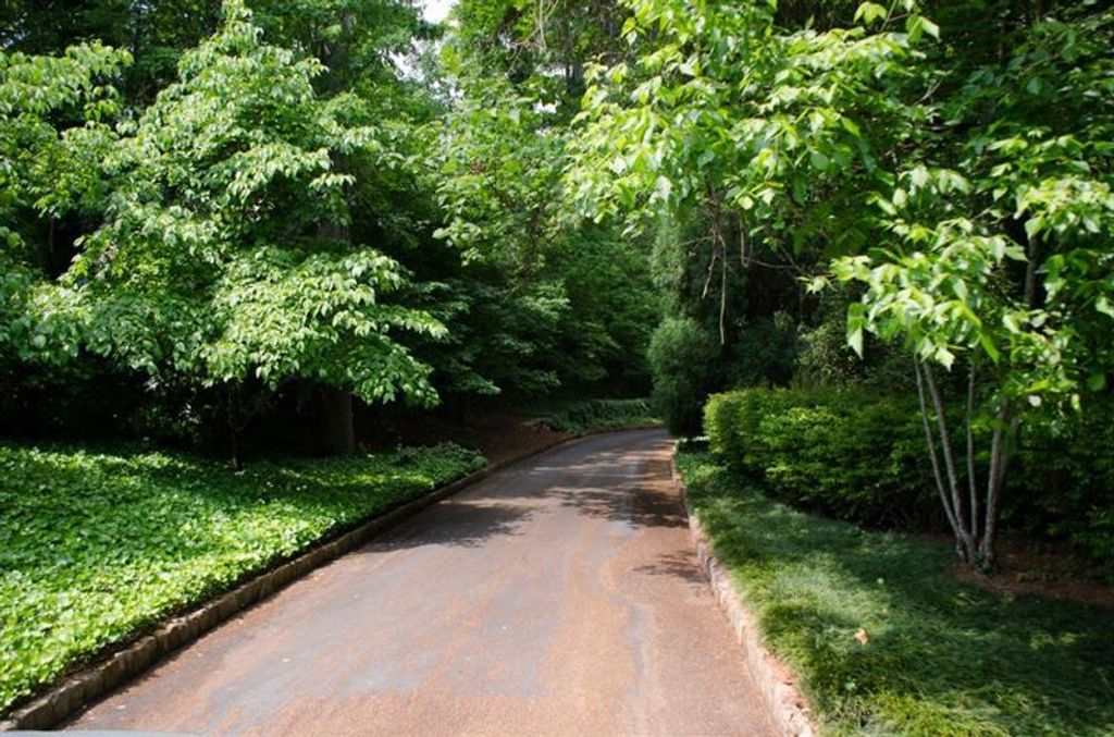 Image 4 of property listing at 2100 West Wesley Road, Atlanta, GA 30327