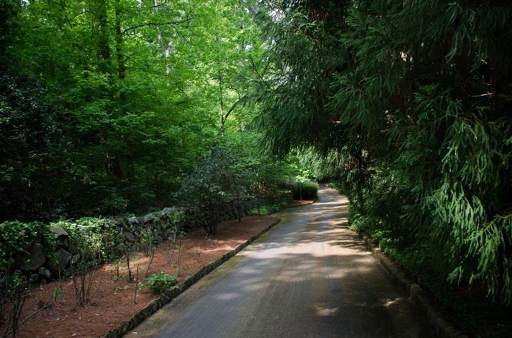 Image 5 of property listing at 2100 West Wesley Road, Atlanta, GA 30327