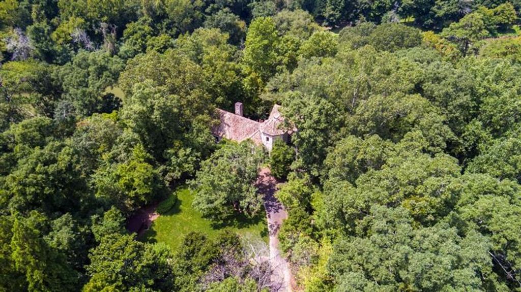 Image 54 of property listing at 2100 West Wesley Road, Atlanta, GA 30327