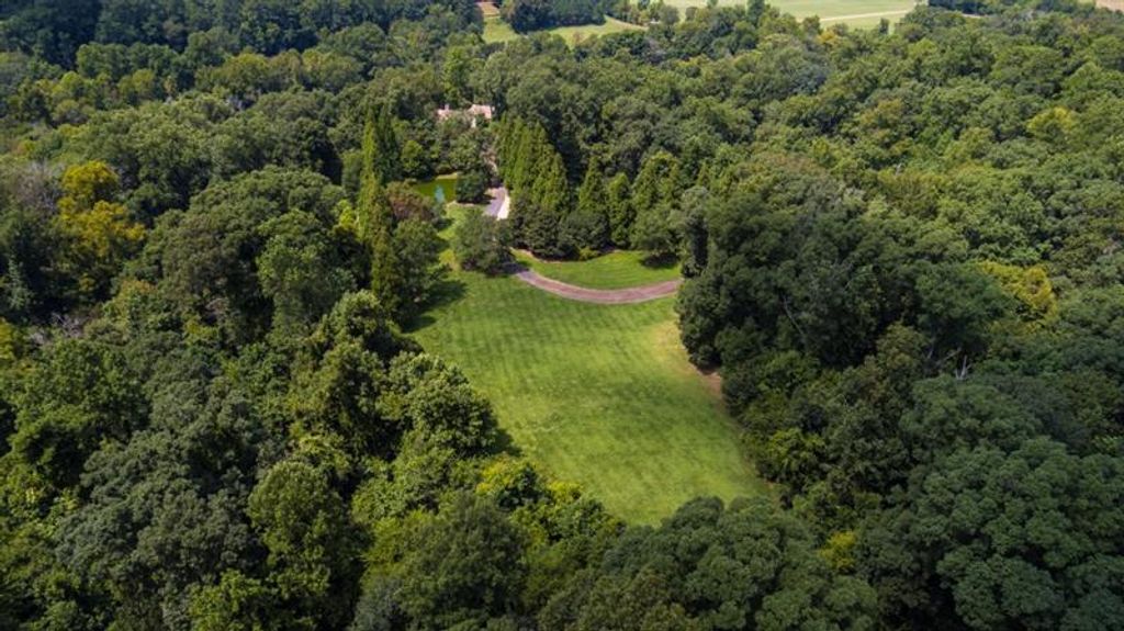 Image 8 of property listing at 2100 West Wesley Road, Atlanta, GA 30327