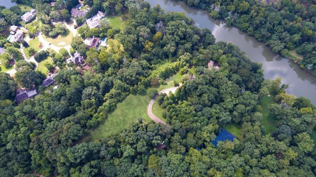 Image 9 of property listing at 2100 West Wesley Road, Atlanta, GA 30327