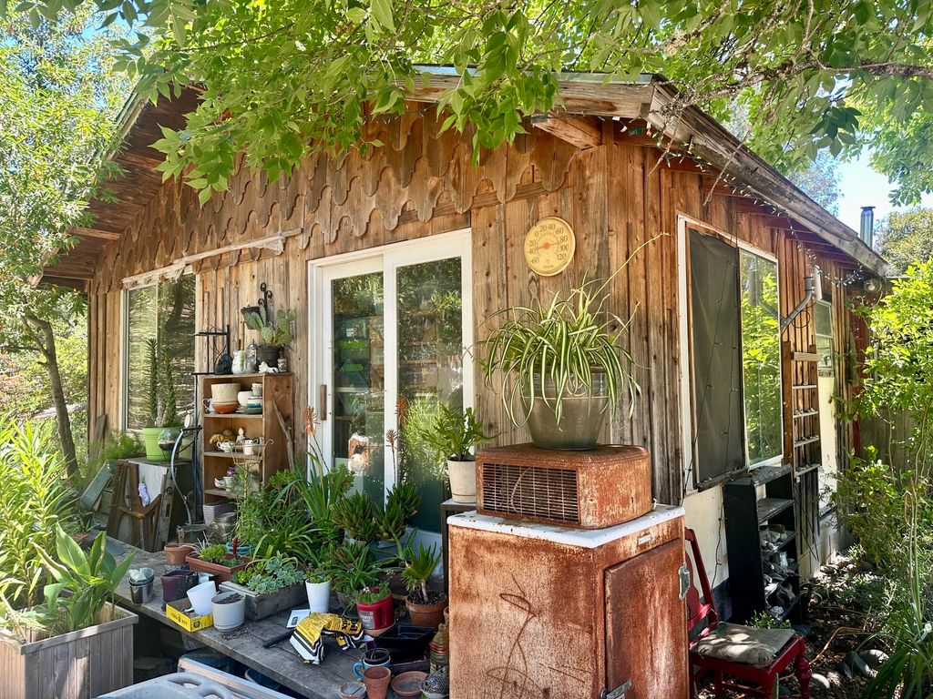 2611 Redwood Drive, Redway, CA 95560