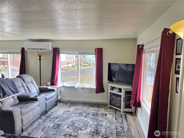 2397 Nightingale Lane, Kelso, WA 98626