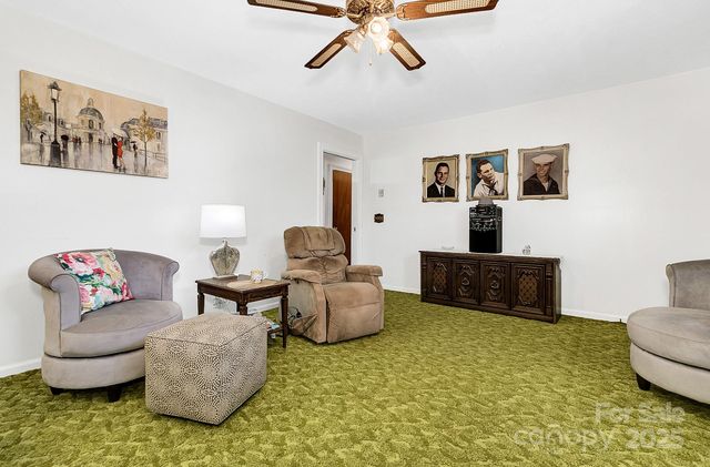 44 Tuttle Road, Hendersonville, NC 28792