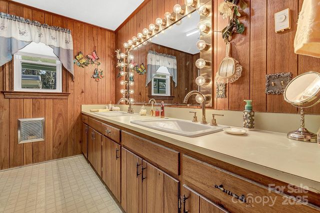 44 Tuttle Road, Hendersonville, NC 28792