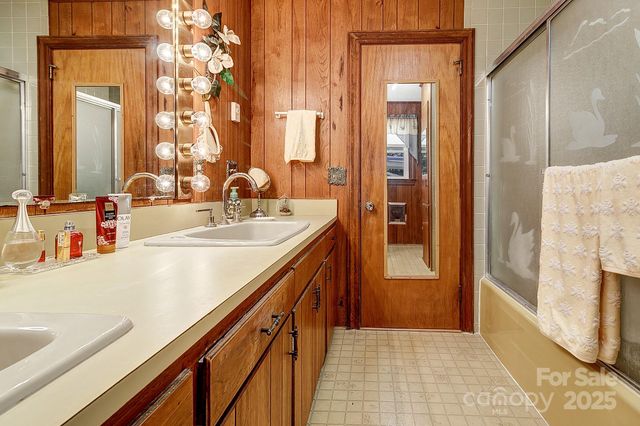 44 Tuttle Road, Hendersonville, NC 28792