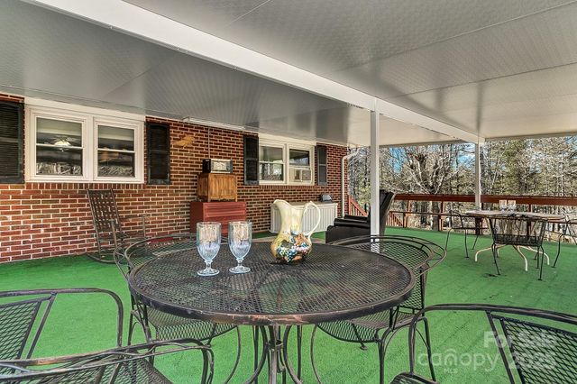 44 Tuttle Road, Hendersonville, NC 28792