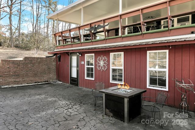 44 Tuttle Road, Hendersonville, NC 28792