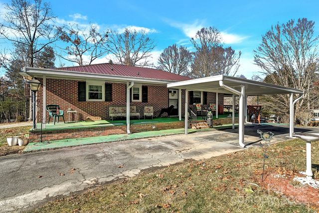44 Tuttle Road, Hendersonville, NC 28792