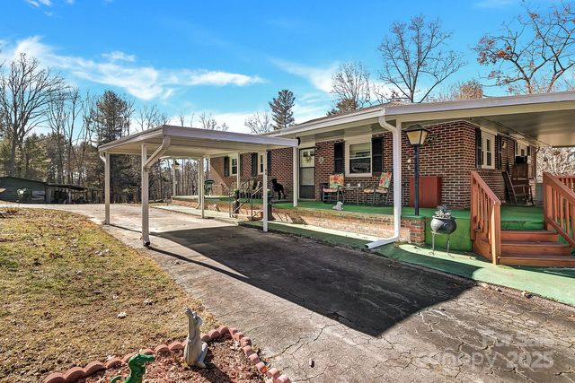 44 Tuttle Road, Hendersonville, NC 28792