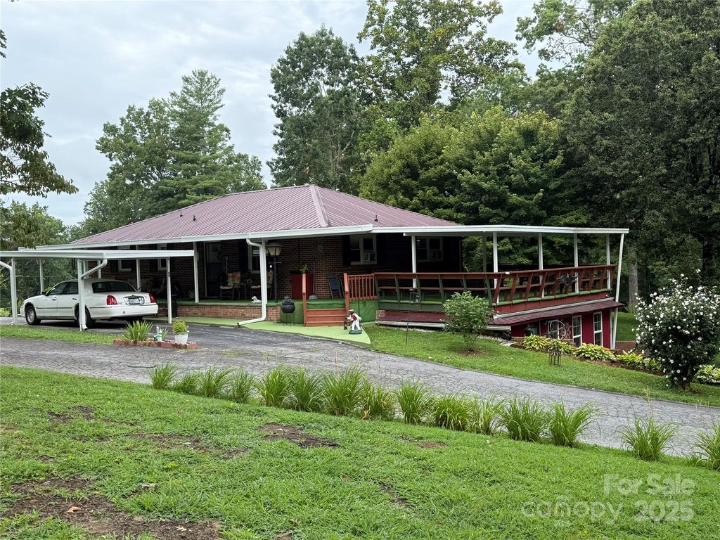 44 Tuttle Road, Hendersonville, NC 28792