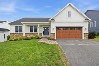 8 Black Wood Circle, Pittsford, NY 14534