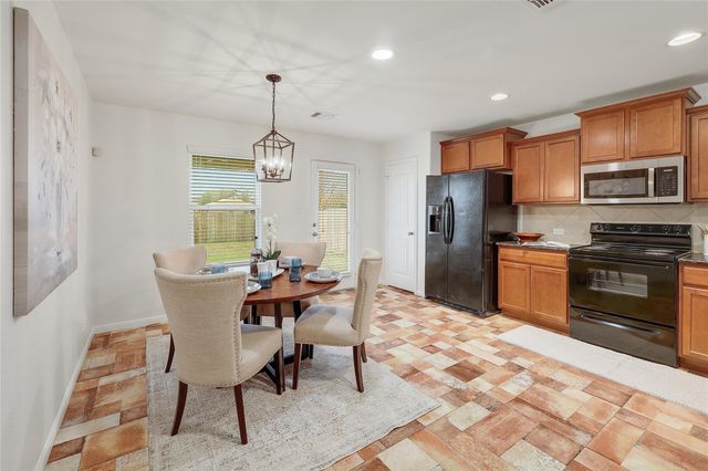 606 Creston ST, Hutto, TX 78634