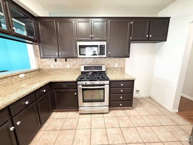 8504 Lighthouse Drive, Bakersfield, CA 93312