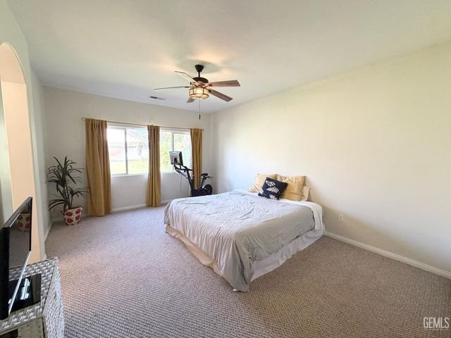 8504 Lighthouse Drive, Bakersfield, CA 93312
