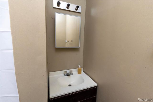 909 N Granger Street, Saginaw, MI 48602