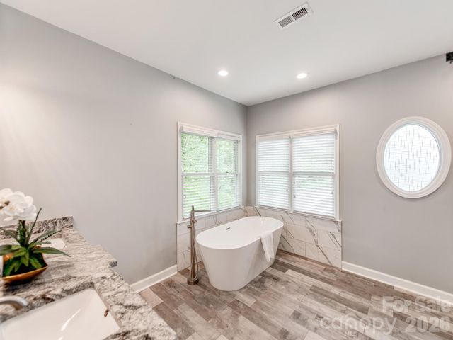 7015 Oakview Lane, Charlotte, NC 28226