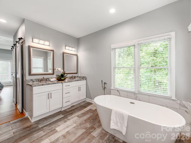 7015 Oakview Lane, Charlotte, NC 28226