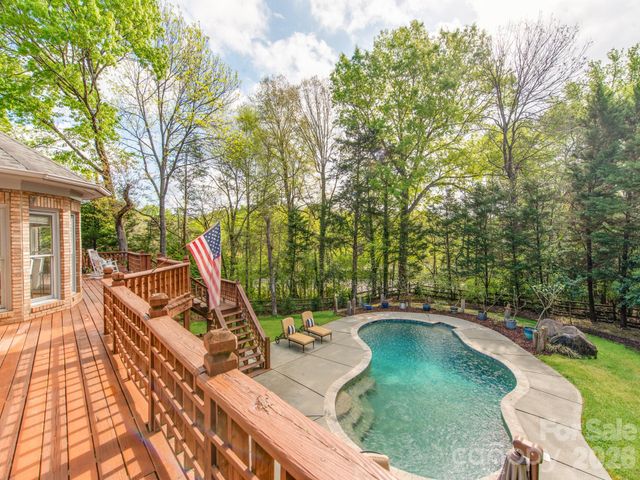 7015 Oakview Lane, Charlotte, NC 28226