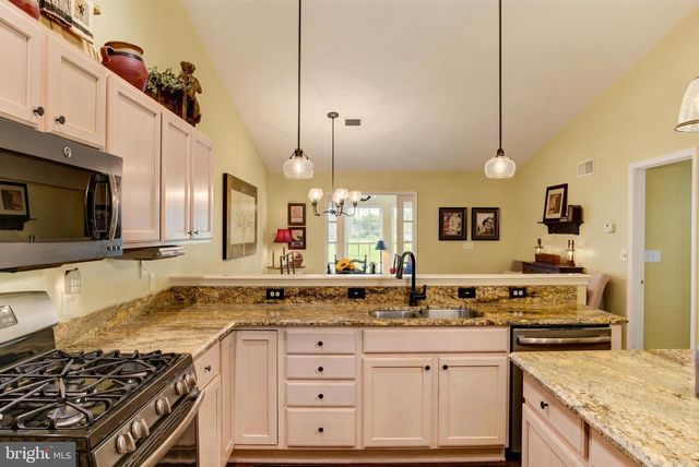 39 BURWICK DR, Mechanicsburg, PA 17050