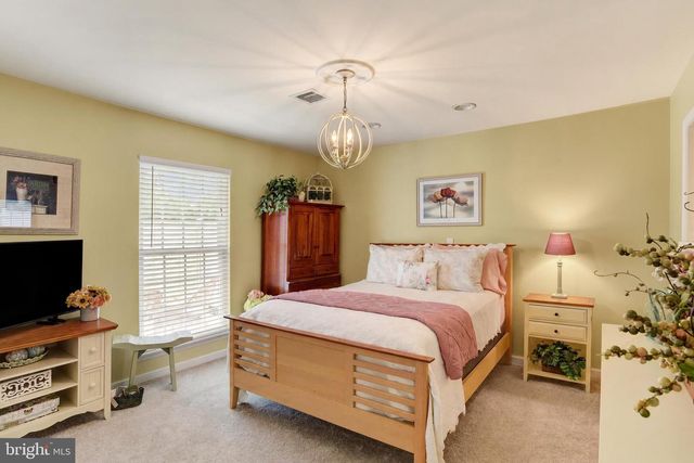 39 BURWICK DR, Mechanicsburg, PA 17050