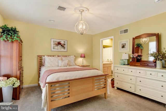 39 BURWICK DR, Mechanicsburg, PA 17050