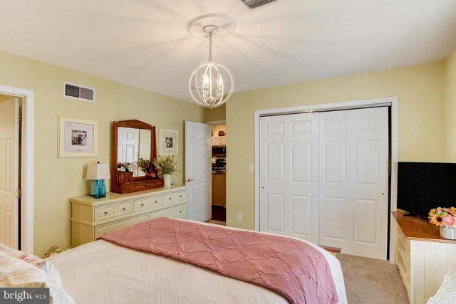 39 BURWICK DR, Mechanicsburg, PA 17050