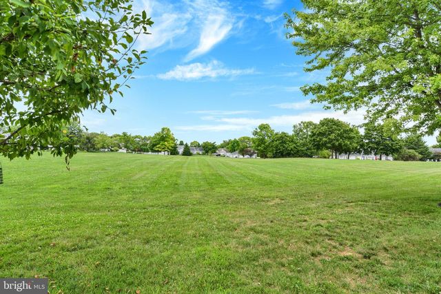 39 BURWICK DR, Mechanicsburg, PA 17050