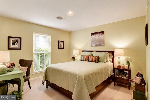 39 BURWICK DR, Mechanicsburg, PA 17050