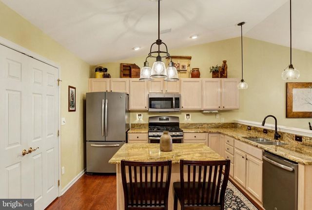 39 BURWICK DR, Mechanicsburg, PA 17050