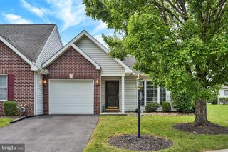39 BURWICK DR, Mechanicsburg, PA 17050