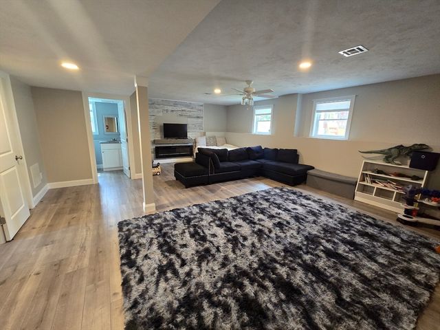 35 J Davis, Charlton, MA 01507