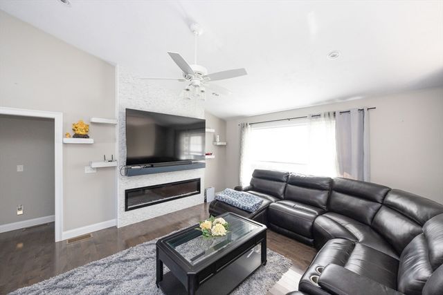 35 J Davis, Charlton, MA 01507