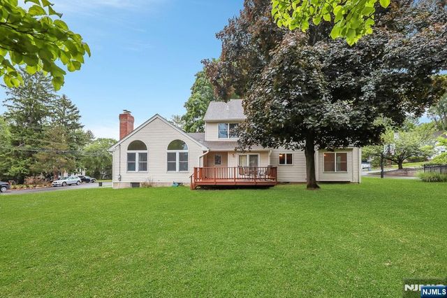 2 Rogers Court, Midland Park, NJ 07432