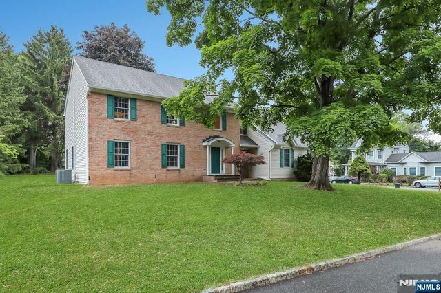 2 Rogers Court, Midland Park, NJ 07432