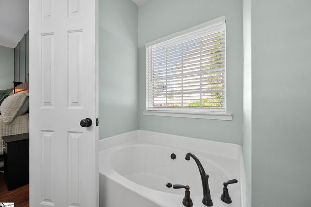 302 Crossvine Way, Simpsonville, SC 29680