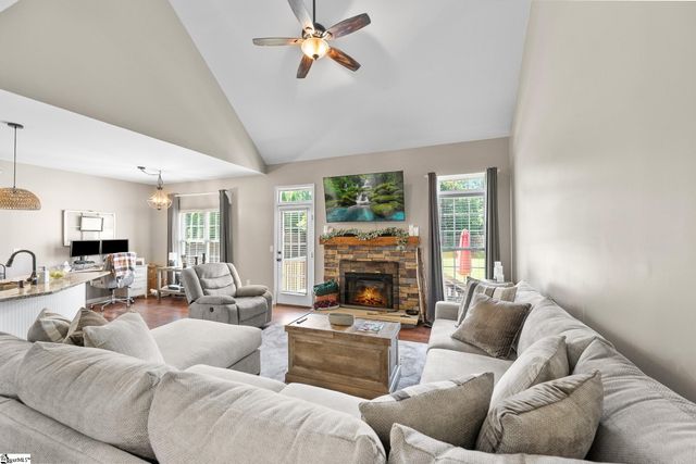 302 Crossvine Way, Simpsonville, SC 29680