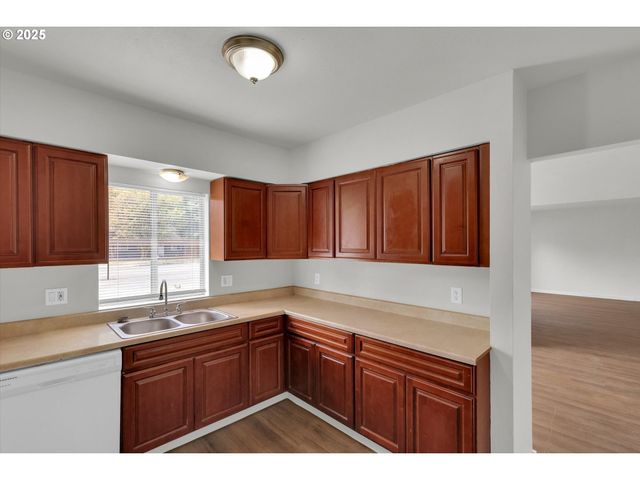 202 Ne 162ND Ave, Portland, OR 97230