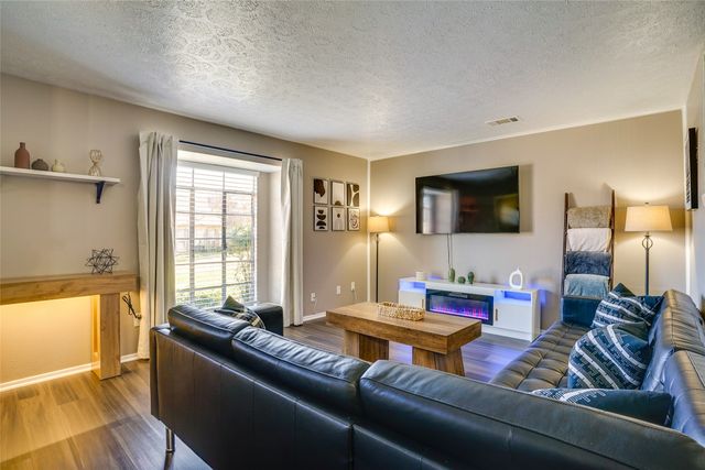 42 W Creek Lane 3, Grand Prairie, TX 75052