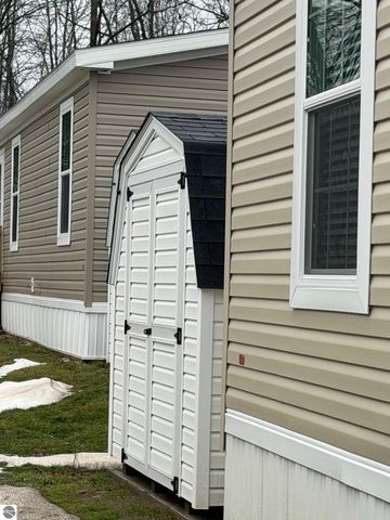 1211 Wellington Drive, Mt Pleasant, MI 48858