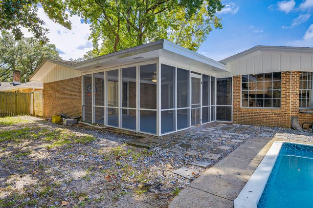 614 NE Merioneth Drive, Fort Walton Beach, FL 32547